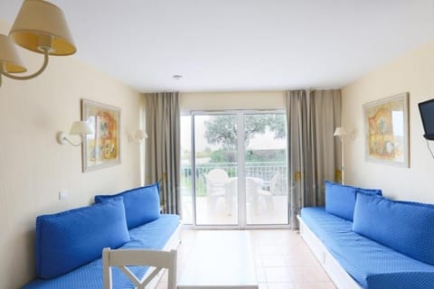 Bed, Living room, furniture