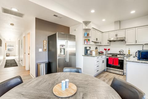 Walk to Crab Cove Beach Alameda Home with Game Room House in Alameda