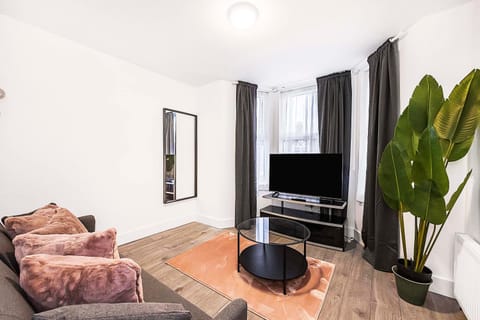 Communal lounge/ TV room, TV and multimedia, Living room, Seating area, Evening entertainment