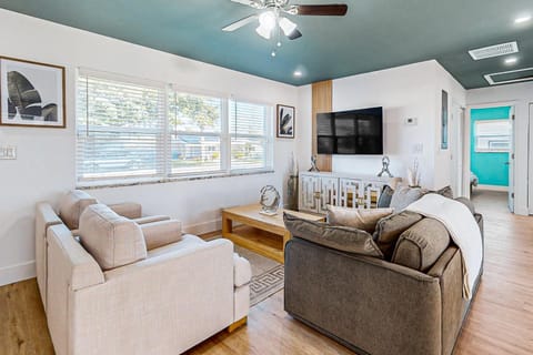 Azure Haven House in Lantana