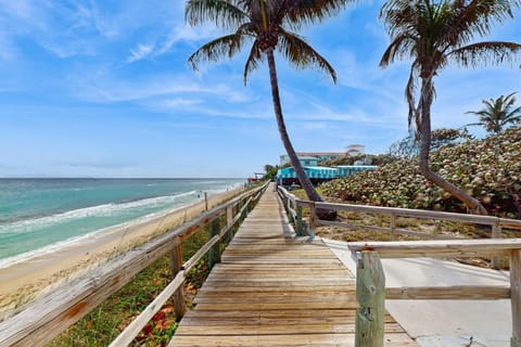 Azure Haven House in Lantana