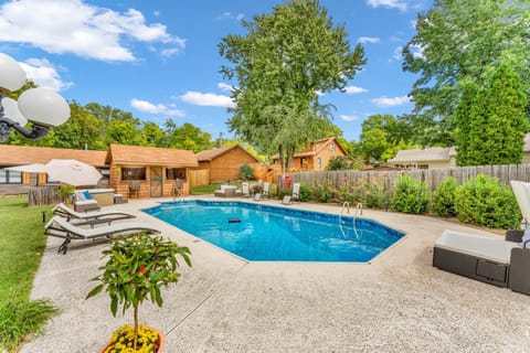 Property building, Patio, Spring, Day, Garden, Lounge or bar, Garden view, Pool view, Area and facilities, Area and facilities, Swimming pool, Family, minibar, sunbed, VIP