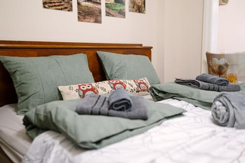 Bed, Bedroom, towels