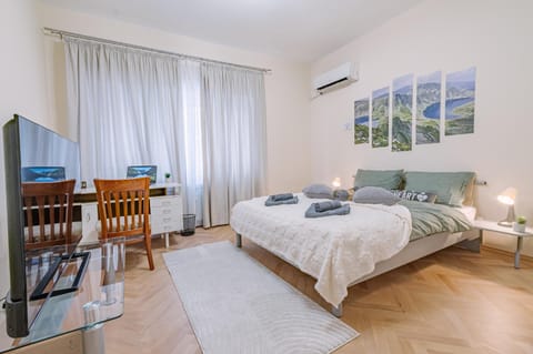 Communal lounge/ TV room, TV and multimedia, Photo of the whole room, Seating area, Evening entertainment, Bedroom, hair dresser, air conditioner