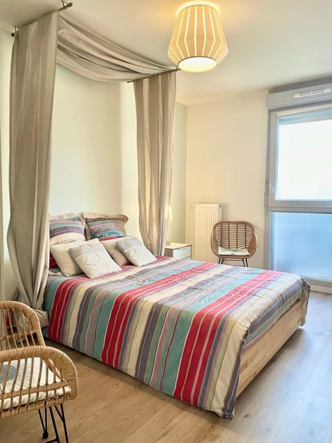 Bed, Photo of the whole room, Bedroom