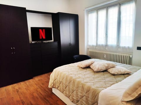 Bed, TV and multimedia, Photo of the whole room, Bedroom, internet, wardrobe