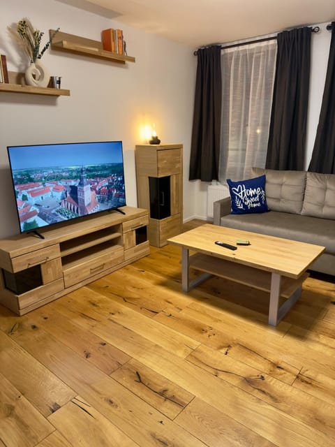 TV and multimedia, Living room, Seating area, Evening entertainment
