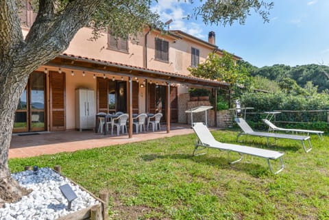 Property building, Patio, Spring, Day, Natural landscape, Garden, Garden view, sunbed