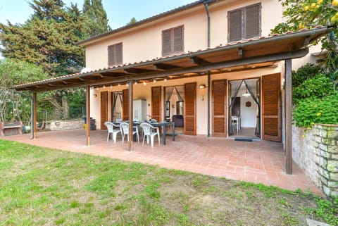 Property building, Patio, Spring, Day, Garden, Dining area, Garden view