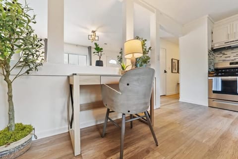 Modern Farmhouse w King Bed Near Shopping House in Hoffman Estates