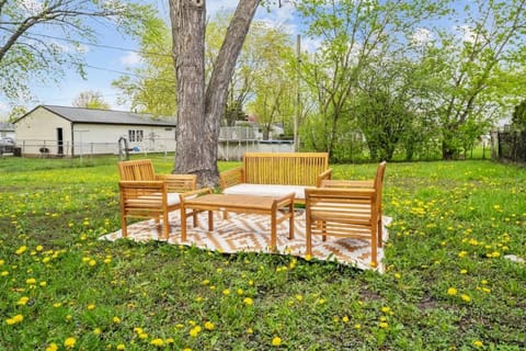Modern Farmhouse w King Bed Near Shopping House in Hoffman Estates