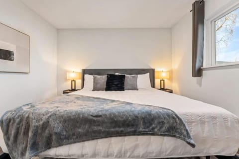 Bolingbrook King Bed 7 min to Hwy & Mall House in Bolingbrook