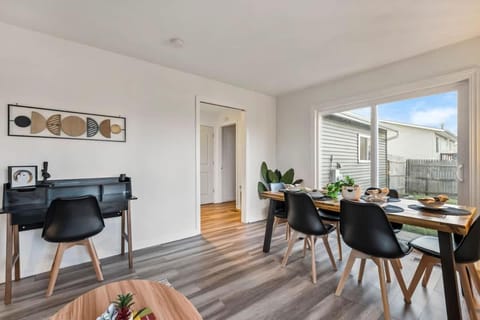 Bolingbrook King Bed 7 min to Hwy & Mall House in Bolingbrook