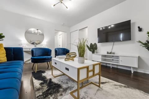 Bolingbrook King Bed 7 min to Hwy & Mall House in Bolingbrook