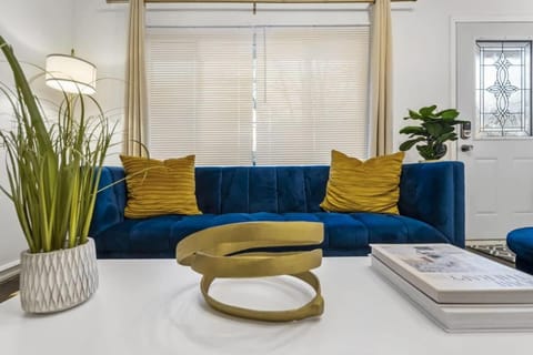 Bolingbrook King Bed 7 min to Hwy & Mall House in Bolingbrook