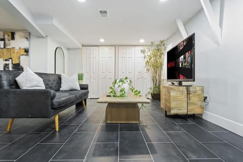 Oak Park 5bd 2bth sleeps 11 with 3 private parking House in Oak Park