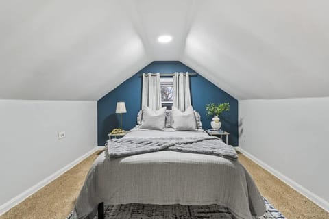 Oak Park 5bd 2bth sleeps 11 with 3 private parking House in Oak Park