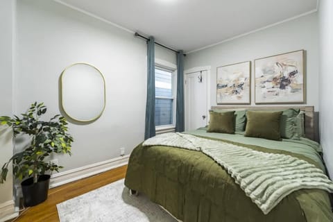 Oak Park 5bd 2bth sleeps 11 with 3 private parking House in Oak Park