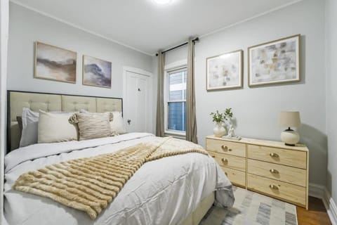 Oak Park 5bd 2bth sleeps 11 with 3 private parking House in Oak Park