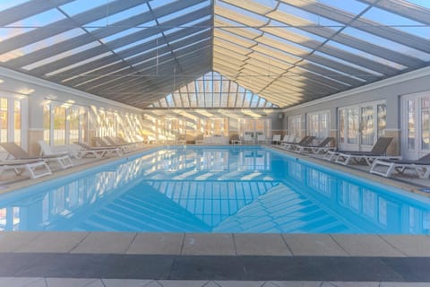 Swimming pool, sunbed