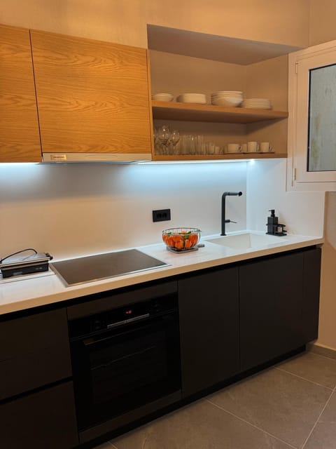 Coffee/tea facilities, Kitchen or kitchenette, stove