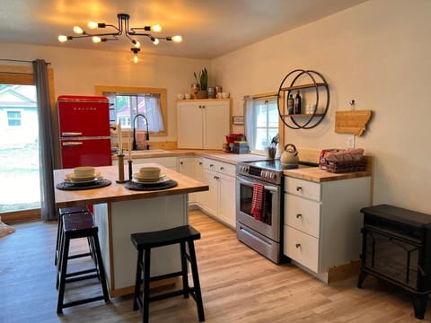 Kitchen or kitchenette, Dining area, oven, stove, toaster