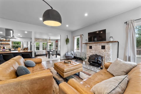 Canyon Retreat with Hot Tub 3min to Broadmoor House in Colorado Springs