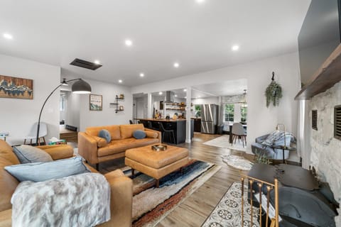 Canyon Retreat with Hot Tub 3min to Broadmoor House in Colorado Springs