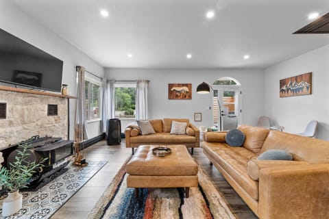 Canyon Retreat with Hot Tub 3min to Broadmoor House in Colorado Springs