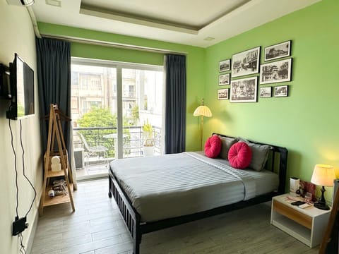 Communal lounge/ TV room, Bed, TV and multimedia, Living room, Photo of the whole room, Seating area, Evening entertainment, Bedroom