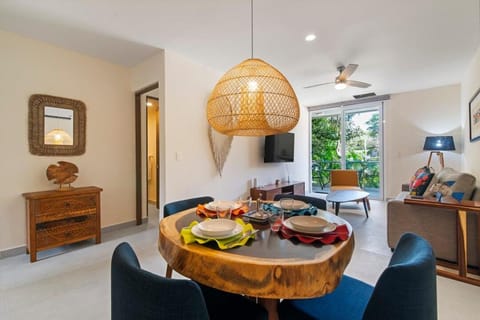 Seating area, Dining area, air conditioner
