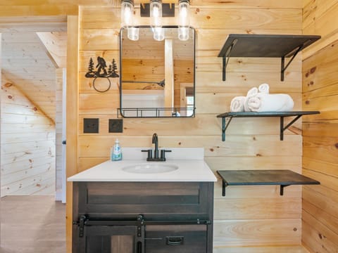 The Squatch Nest Hot tub Firepit Big Views House in Swain County