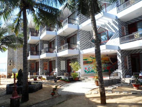 Facade/entrance, Balcony/Terrace, Garden view