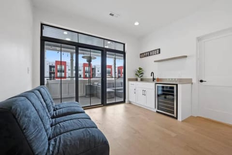 Kitchen or kitchenette, Living room, Seating area, minibar, oven, pet friendly, stove