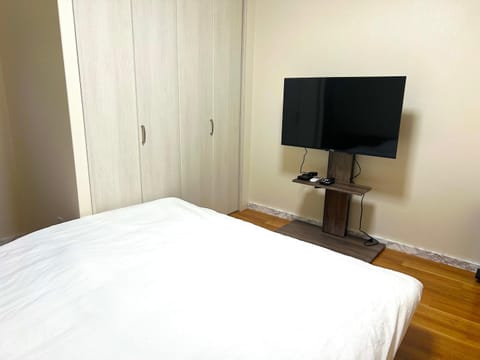 Bed, TV and multimedia, Bedroom