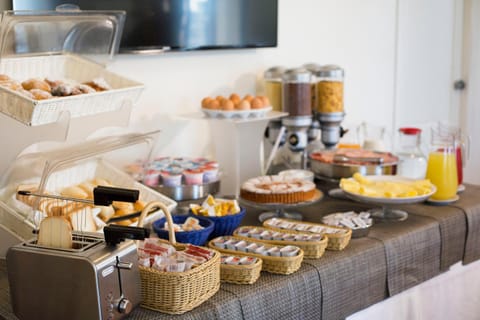 Breakfast, Continental breakfast, Buffet breakfast