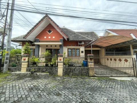 Property building, Day, Neighbourhood, Street view