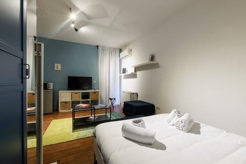 Bed, TV and multimedia, Bedroom, air conditioner