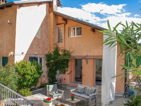 Property building, Day, Garden, Balcony/Terrace