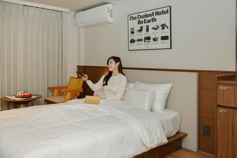 Bed, People, air conditioner