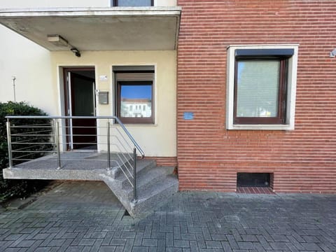 Property building, Facade/entrance, Day, Balcony/Terrace