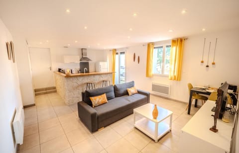 Kitchen or kitchenette, Seating area, Dining area