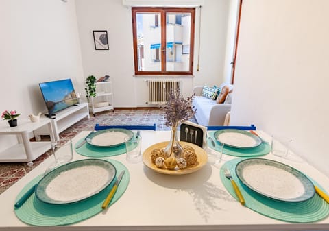 TV and multimedia, Living room, Food and drinks, Dining area, Food
