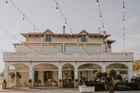 Property building, Facade/entrance, Day, Landmark view