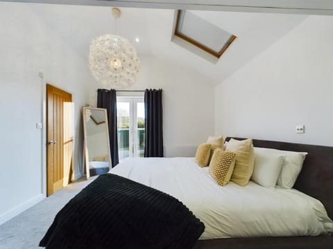 Sleek and Spacious in The Park House in Cheltenham