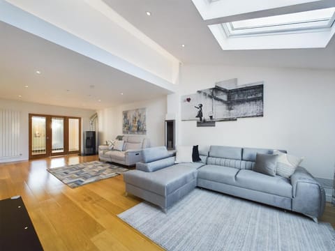 Sleek and Spacious in The Park House in Cheltenham