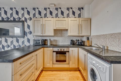 Coffee/tea facilities, Kitchen or kitchenette, oven, stove, toaster, washing machine