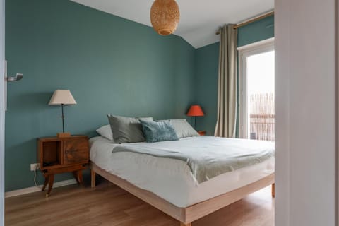 Photo of the whole room, Bedroom