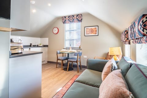 Seating area, Dining area