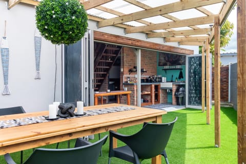 Patio, Kitchen or kitchenette, Dining area